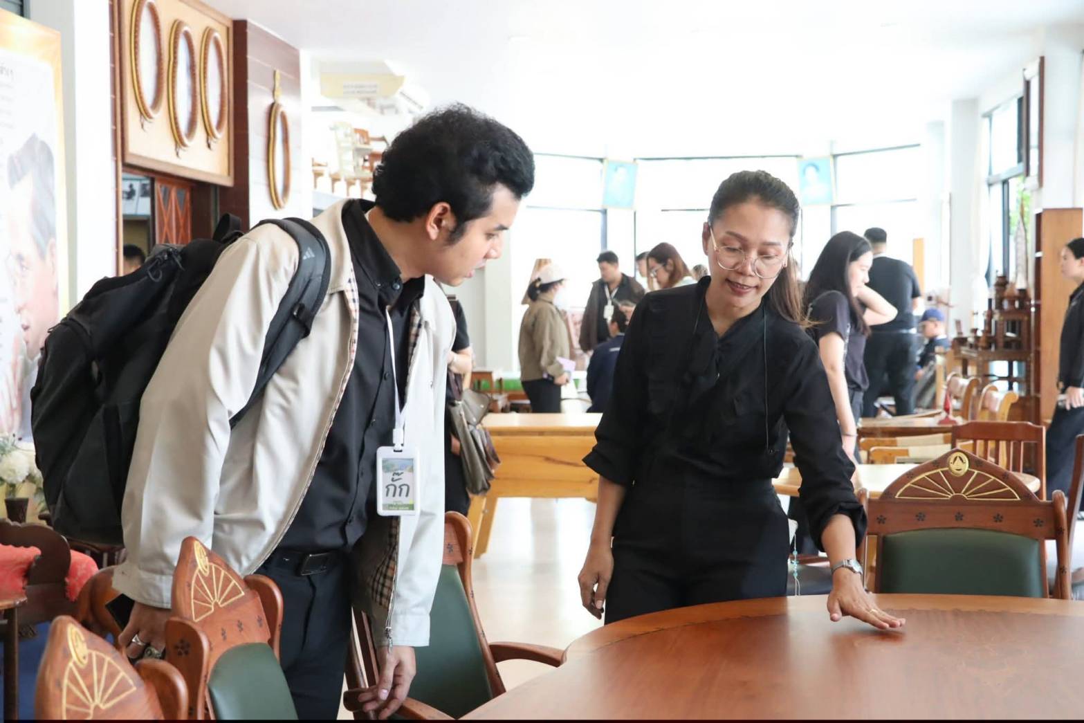 title - นางสาวสิริมา แจ้งกระจ่าง ผู้อำนวยการศูนย์ส่งเสริมและพัฒนาอาชีพเสริมนอกภาคการเกษตร ให้การต้อนรับบุคลากรในโครงการฝึกอบรมเชิงปฏิบัติการ หลักสูตรนักบริหารการชลประทานระดับต้น รุ่นที่ 30 ณ ศูนย์ส่งเสริมและพัฒนาอาชีพเสริมนอกภาคการเกษตร (ศูนย์ศิลปาชีพ บางไทรฯ (เดิม))